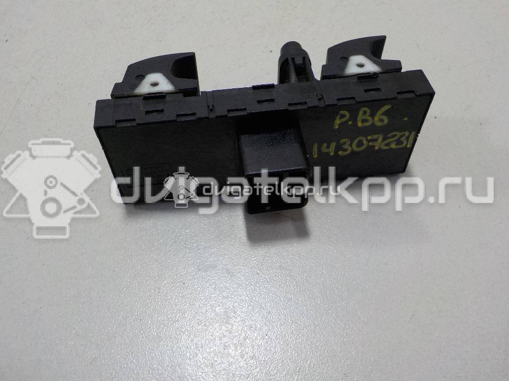 Фото Блок управления стеклоподъемниками  1K4959857B для Volkswagen Tiguan / Touran / Amarok S1B / Cc / Golf {forloop.counter}}