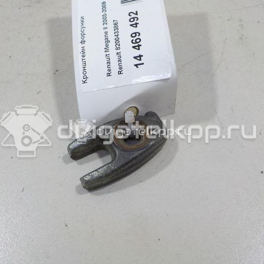 Фото Кронштейн форсунки  8200433867 для renault Clio IV